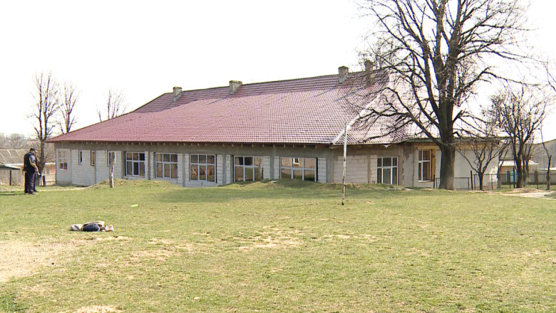 Autoritatile nu pot justifica investitia de peste jumatate de milion de lei facuta in scoala fara usi Imagine