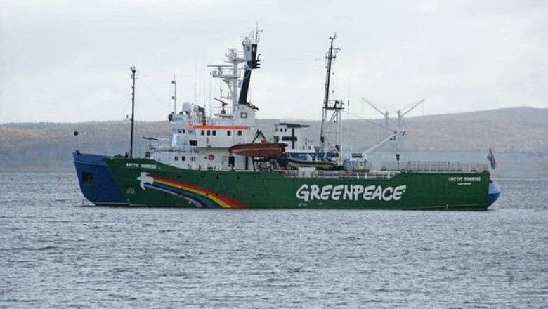 Autoritatile ruse sustin ca au depistat droguri la bordul nave Greenpeace capturata in Oceanul Arctic Imagine