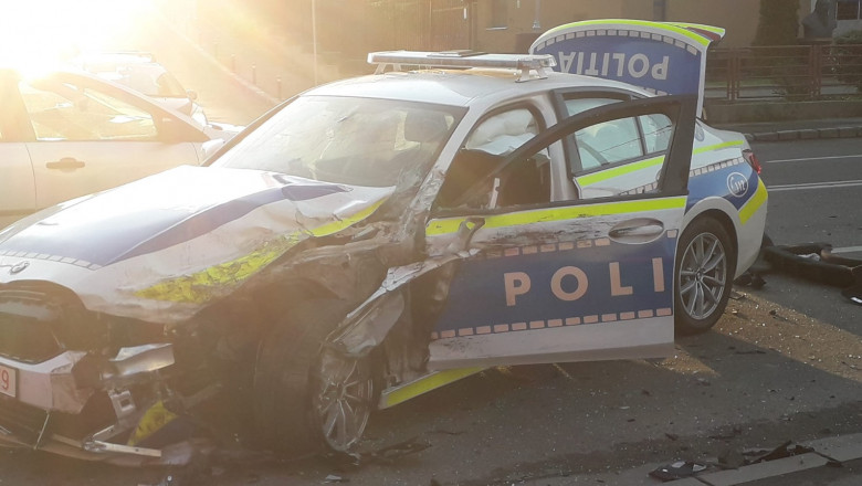 Autospeciala de Politie nou-nouta, distrusa intr-un accident rutier in Cluj-Napoca. Agentii de politie au fost raniti Imagine
