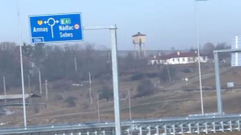 Autostrada Orastie-Sibiu. In lipsa indicatoarelor pentru Sebes, soferii inconjoara sensul giratoriu de mai multe ori Imagine