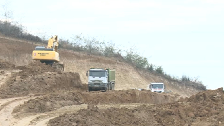 Autostrada pe nisipuri miscatoare. Alunecari de teren in apropierea autostrazii Sibiu-Orastie Imagine