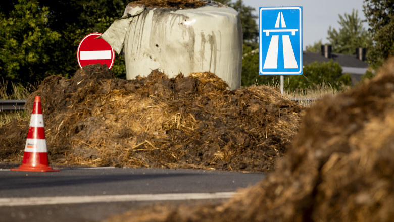 Autostrazile din Olanda au fost blocate cu baricade din balegar Imagine