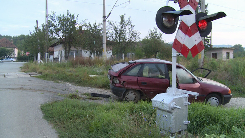 Autoturism lovit de tren. Din fericire, pasagerii au reusit sa se salveze la timp Imagine