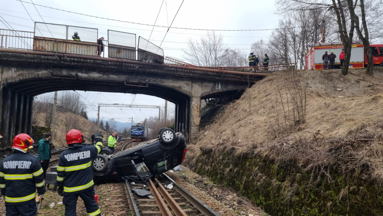 Autoturism prabusit pe calea ferata, la Predeal. Trenul Brasov-Bucuresti a fost oprit pe traseu, alte patru au fost redirectionate Imagine