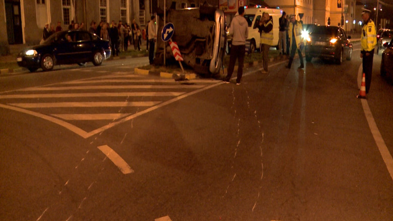 Autoturism rasturnat langa gara din Oradea. Doua persoane au fost ranite in accident Imagine
