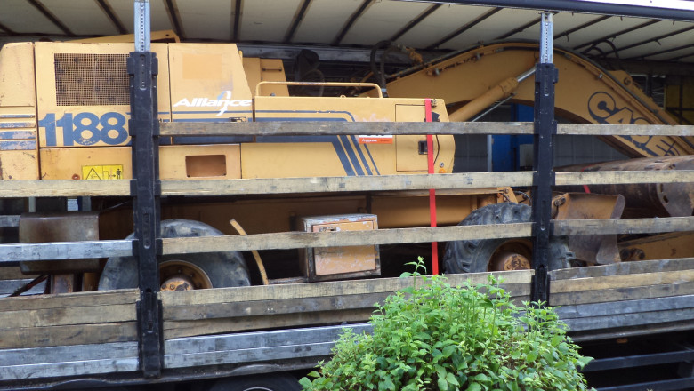 Autoturism si excavator furate din UE, descoperite la vama Albita Imagine