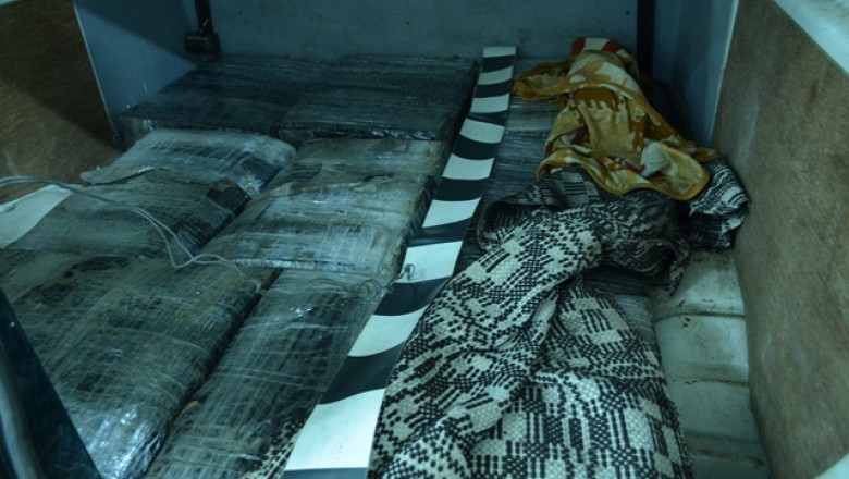 Autoutilitara burdusita cu tigari, descoperita de politistii de frontiera din Iasi Imagine