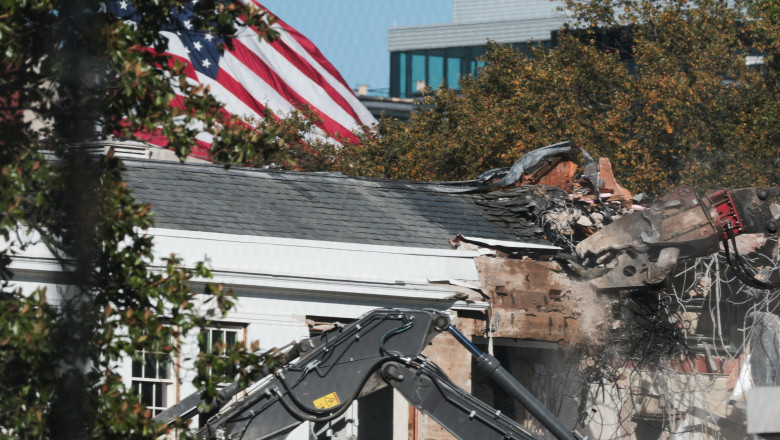 „Auziti zgomotul magnific al santierului?” Donald Trump apara demolarile de la Casa Alba pentru construirea unei sali de bal Imagine