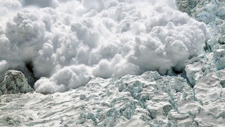 Avalansa pe Everest: Cel putin 12 serpasi nepalezi au murit, alti noua sunt dati disparuti Imagine