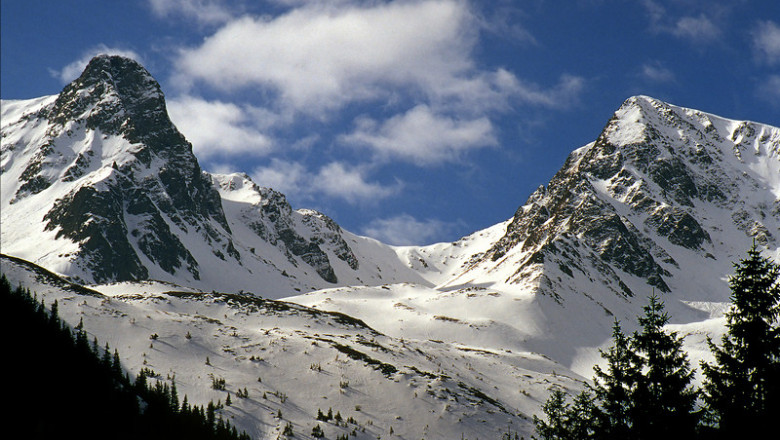 Avalanse in Muntii Fagaras. Salvamontistii avertizeaza: Pericolul se mentine Imagine