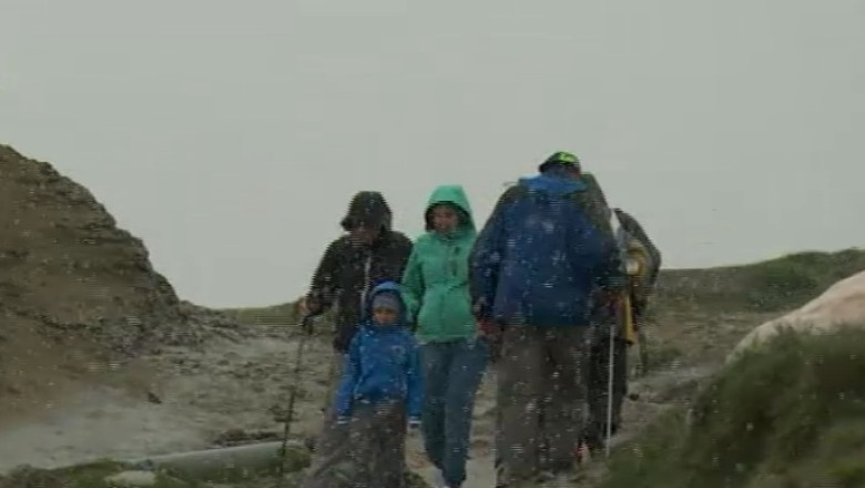 Aventuri la munte. Turisti surprinsi de ninsoare, in Bucegi Imagine