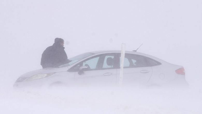 Avertisment pentru soferii de pe Valea Prahovei: Ninge viscolit, iar drumul este acoperit cu zapada Imagine