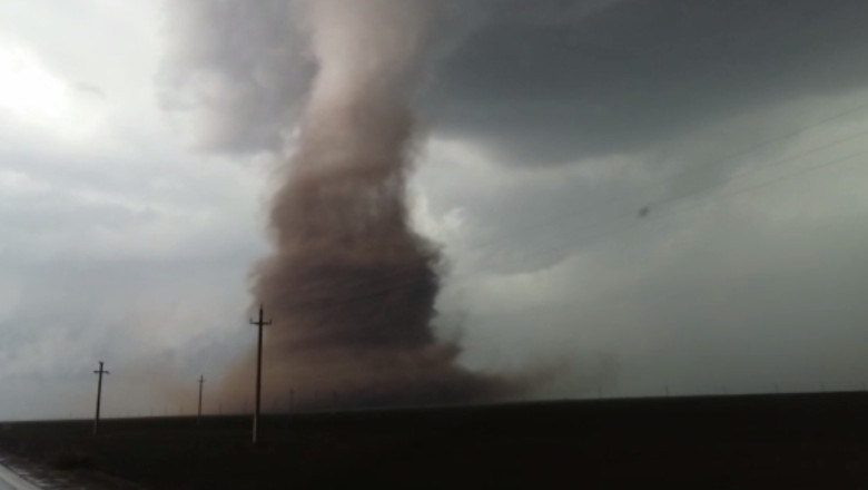 Avertizare ANM: Cod rosu de furtuna in doua judete, posibil cu aspect de tornada Imagine