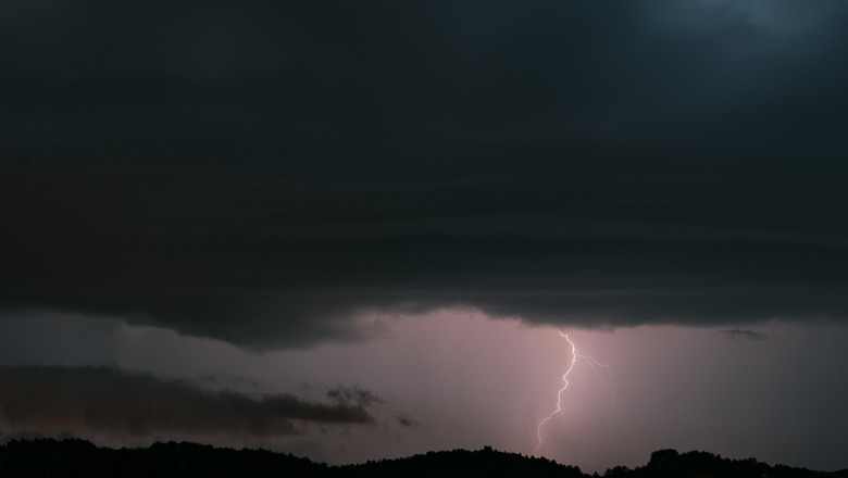 Avertizari cod galben si portocaliu de ploi torentiale, vijelii si grindina in mai mult de jumatate de tara, pana luni dimineata Imagine