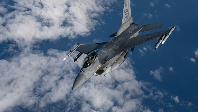 Avioane militare ucrainene, surprinse in spatiul aerian al Romaniei. Au intervenit aeronave de lupta F-16 si Eurofighter. Anuntul MApN Imagine