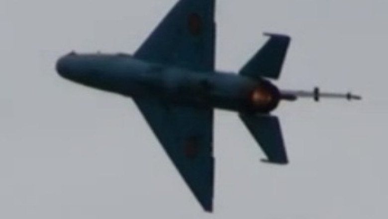 Avion de lupta, in flacari. Un MIG 21 a luat foc dupa un zbor de incercare Imagine
