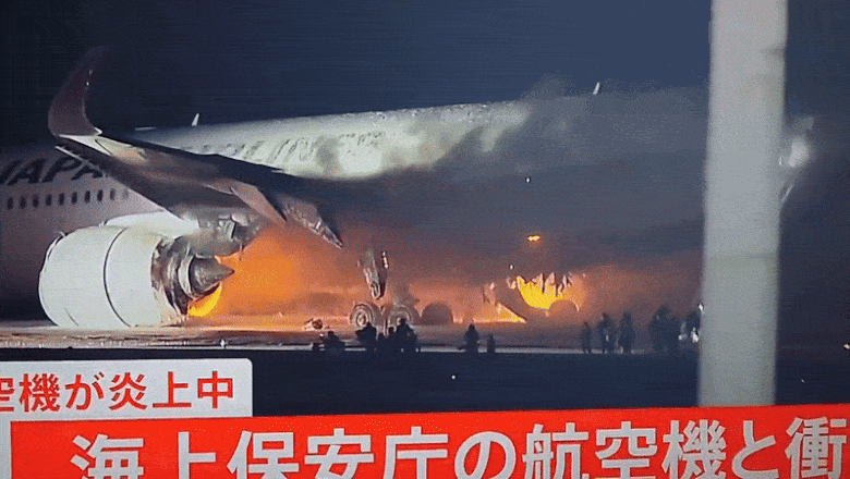 Avion de pasageri in flacari pe aeroportul din Tokyo, dupa ce s-a ciocnit de alta aeronava. 380 de persoane salvate, 5 morti Imagine