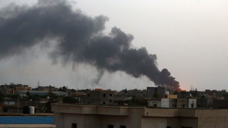 Avion militar doborat in Libia. Aeronava efectuase raiduri asupra pozitiilor gruparilor armate rebele Imagine