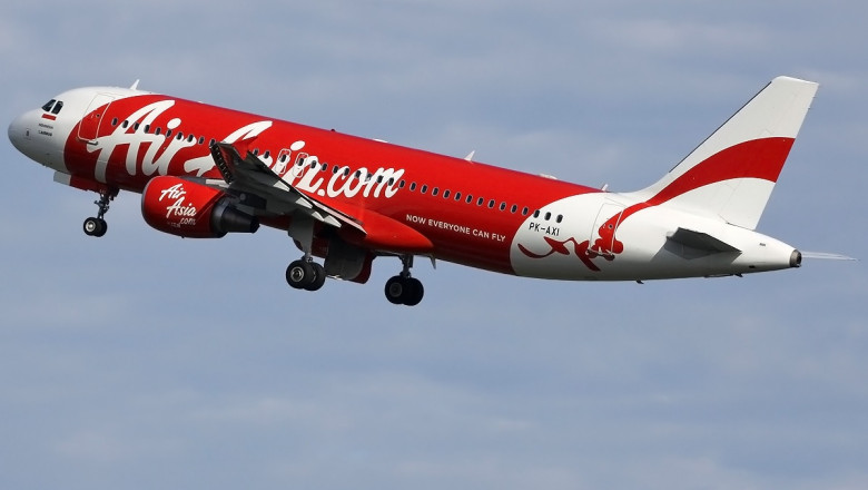 Avionul AirAsia cu 162 de oameni la bord s-ar fi prabusit. Autoritatile au oprit cautarile din cauza conditiilor meteo nefavorabile Imagine