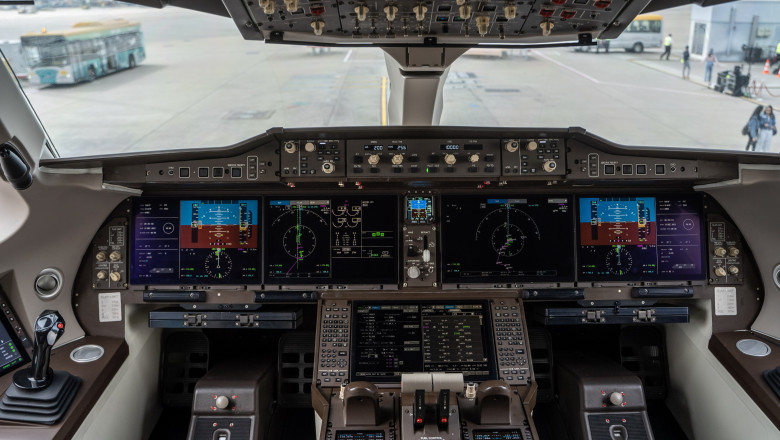 Avionul cu care China vrea sa opreasca dominatia Airbus si Boeing a facut un zbor demonstrativ la Singapore Imagine