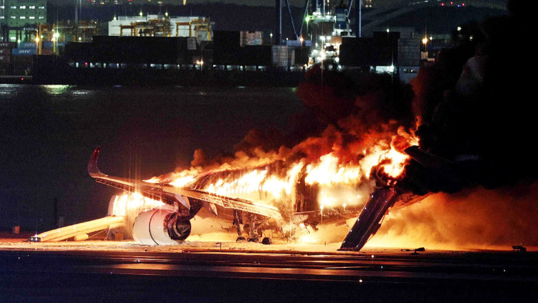 Avionul de pasageri care s-a ciocnit cu alta aeronava pe aeroportul din Tokyo primise permisiunea de aterizare Imagine