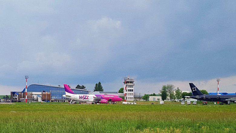 Avionul in care pasagerii au inceput sa lesine din cauza caldurii a plecat din Suceava abia dupa 24 de ore Imagine