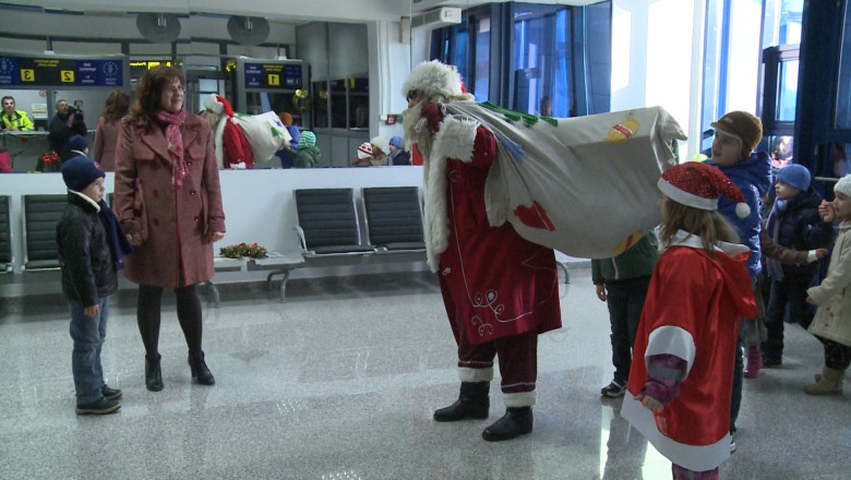 Avionul lui Mos Craciun. Copiii angajatilor de la Aeroportul Oradea au primit cadouri Imagine