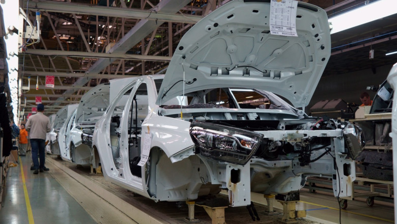 Avtovaz, cel mai mare producator auto din Rusia, vrea sa reduca saptamana de lucru. Au scazut vanzarile, iar China ii face concurenta Imagine