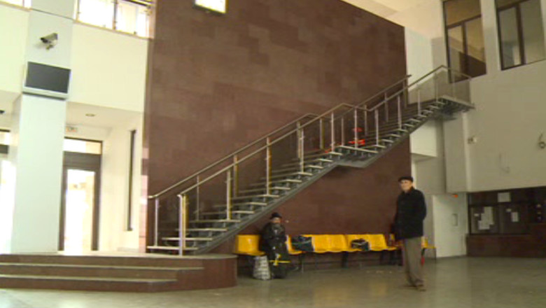 BACAU. Investitie intr-o scara ce duce spre un perete Imagine