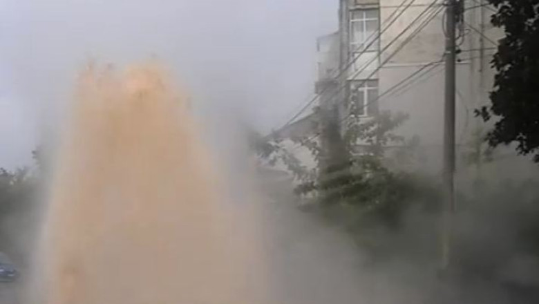 Bacau. Jet de patru metri de apa fierbinte, in mijlocul strazii Imagine