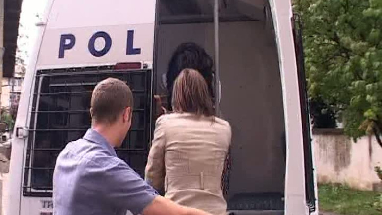 BACAU. O tanara i-a furat unui italian care locuia in casa ei 2.200 de euro si un ceas Imagine