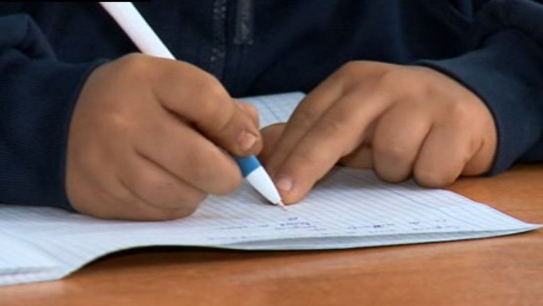 BACAU. Saracia ii tine pe copii departe de scoala Imagine