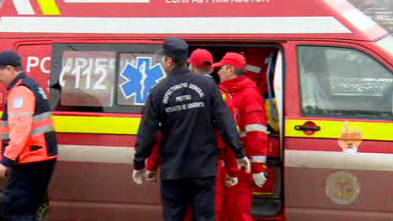 BACAU. Un microbuz plin cu pasageri s-a izbit de un copac Imagine