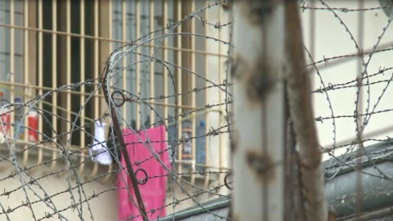 BACAU. Un preot a fost prins in flagrant in timp ce le ducea detinutilor telefoane mobile Imagine