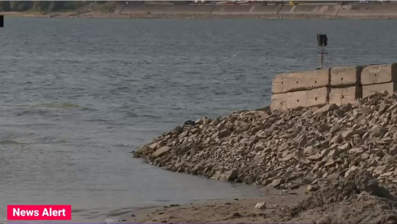 Bacul care face legatura cu Bulgaria a fost oprit pentru ca risca sa ramana impotmolit in nisip din cauza nivelului scazut al Dunarii Imagine