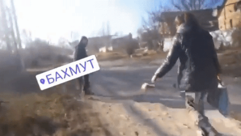 Bahmut, la cativa metri de moarte. Momentul in care un obuz explodeaza langa un grup de voluntari care ajutau la evacuarea civililor Imagine