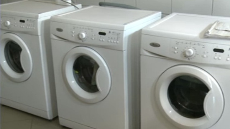 Baia de Fier. Hainele comunitatii de romi sunt spalate de Primarie Imagine