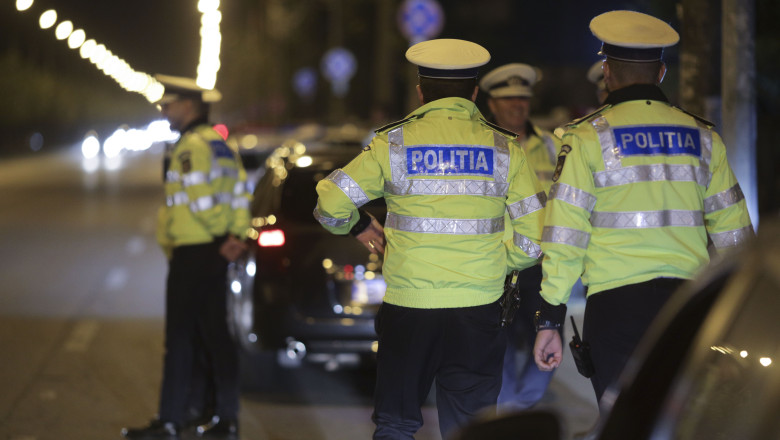 Baiat de 15 ani, urmarit in trafic de politisti pana cand a iesit cu masina de pe sosea Imagine