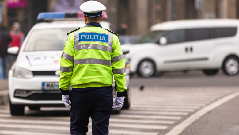 Baiat de zece ani, prins de politisti la volanul unui autoturism, in Afumati. Tatal copilului era in dreapta Imagine