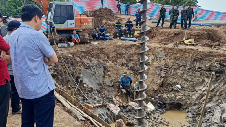 Baiatul vietnamez care a cazut pe 31 decembrie intr-un put ingust a fost declarat mort. Autoritatile incearca sa recupereze trupul Imagine