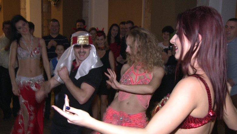 Bal mascat de Sfantul Vasile. Turistii de pe litoral au continuat petrecerea de revelion si in prima noapte din 2014 Imagine