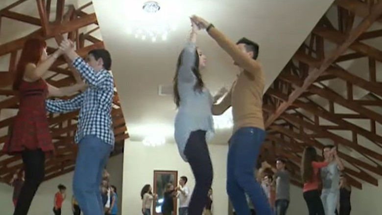 Balul Vienez din Timisoara: zeci de tineri repeta pasii pentru o seara perfecta Imagine