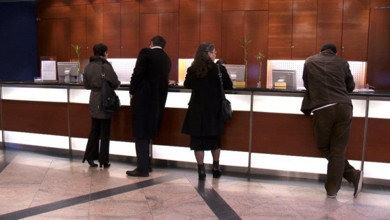 Bancile au actualizat, la final de an, comisioanele percepute pentru retragerea de bani de la ghiseu Imagine