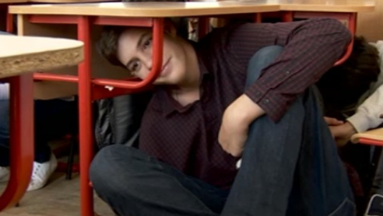 Bancile, prea mici pentru cutremure. In timpul simularilor, elevii au incaput cu greu sub banci Imagine