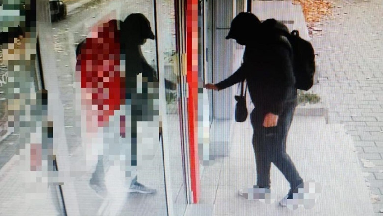 Bancomatele unei banci au fost incarcate cu bani falsi. Doar 6 bancnote din 486 au fost respinse de aparate. DIICOT face perchezitii Imagine