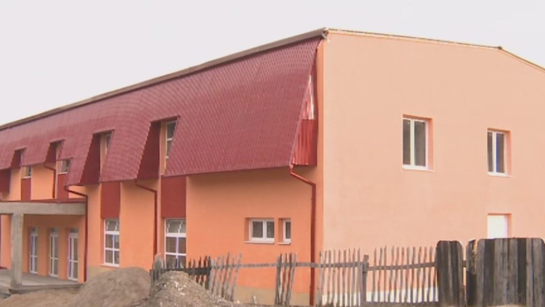 Bani aruncati pe apa sambetei. Un sat din Alba are camin cultural cu 1.000 de locuri, desi are numai 600 de locuitori Imagine