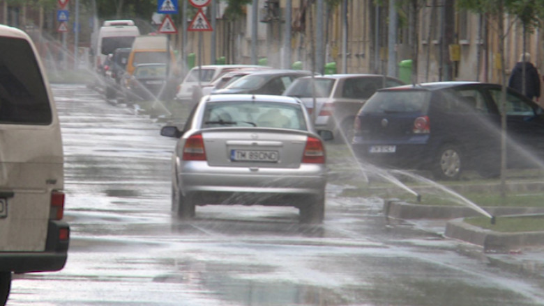 Bani irositi pe strada care se spala singura Imagine