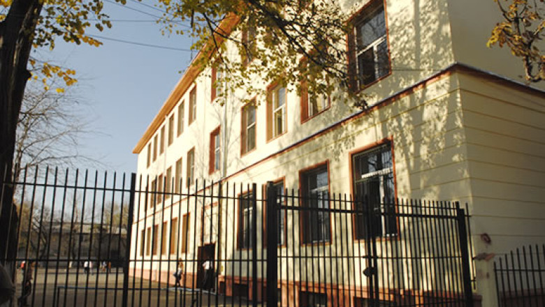 Bani pentru invatatoare. Dana Blandu a fost demisa de conducerea Scolii nr. 10. Avocat: am atacat decizia Imagine