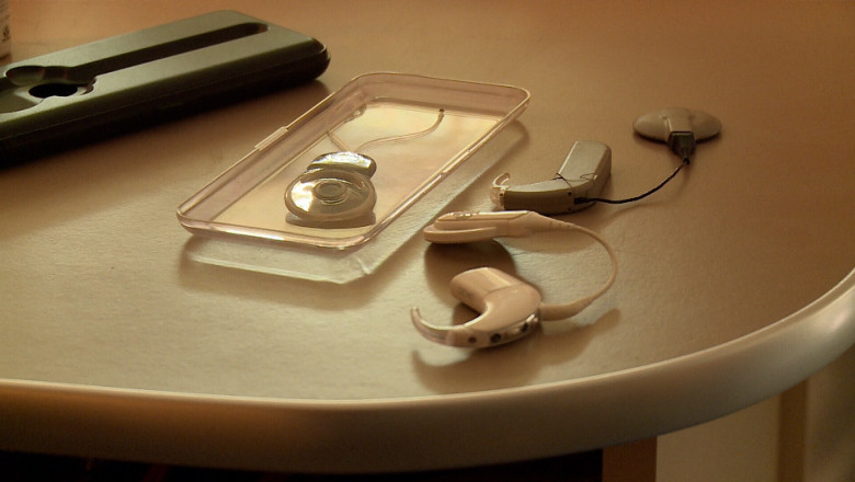 Bani putini pentru copiii cu deficiente de auz Imagine