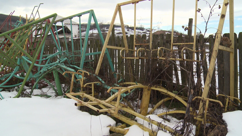 Bani risipiti pe leagane ruginite intr-o comuna din Gorj Imagine